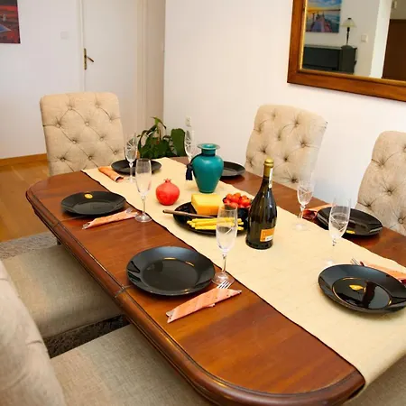 Apartment Aroura Homes 3br 2ba *